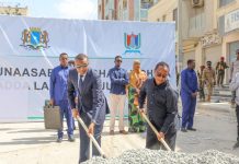 Ra’iisul Wasaare Xamsa oo dhagax-dhigay dhismaha laamiga degmada Wadajir