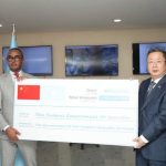 Guddoomiyaha Hay’adda SoDMA ayaa Safiirka Dowladda Shiinaha kala wareegay deeq lacageed