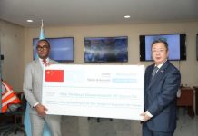 Guddoomiyaha Hay’adda SoDMA ayaa Safiirka Dowladda Shiinaha kala wareegay deeq lacageed