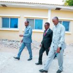 Wasiirka beeraha iyo wasiirka shaqada iyo shaqaalaha ayaa kormeer ku tegay degmada Hawlwadaag oo ay ka socoto qaadashada kaararka codbixinta doorashooyinka