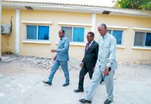 Wasiirka beeraha iyo wasiirka shaqada iyo shaqaalaha ayaa kormeer ku tegay degmada Hawlwadaag oo ay ka socoto qaadashada kaararka codbixinta doorashooyinka