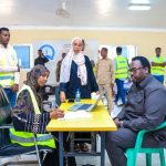 Ra’iisul Wasaasare kuxigeenka Dalka oo saaka qaatay Kaarka Cod-bixinta Doorashada