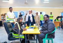 Ra’iisul Wasaasare kuxigeenka Dalka oo saaka qaatay Kaarka Cod-bixinta Doorashada