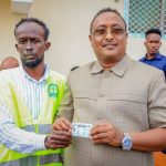 Guddoomiyaha Gobolka Banaadir oo maanta qaatay Kaarka Codbixinta Doorashada