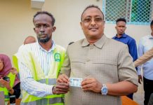 Guddoomiyaha Gobolka Banaadir oo maanta qaatay Kaarka Codbixinta Doorashada