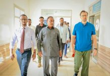 Duqa Muqdisho oo Booqday Qoys Waxyeello kasoo Gaartay Dab ka Kacay Degmada Howlwadaag