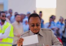 Guddoomiyaha gobolka Banaadir oo ka mid noqday muwaadiniinta codkooda dhiibtay