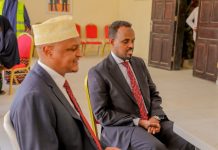 Mas’uuliyiinta ka tirsan dowladda oo qaatay Kaarka codbixinta