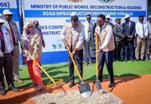 Wasiirka hawlaha guud iyo madaxweynaha Galmudug oo dhagax dhigay dhismaha waddo laami ah oo 60-km