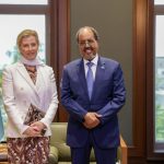 Madaxweyne Xasan Sheekh oo Madaxtooyada Qaranka ku qaabilay Xubin sare oo ka Tirsan Qoyska Boqortooyada Ingiriiska