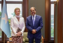 Madaxweyne Xasan Sheekh oo Madaxtooyada Qaranka ku qaabilay Xubin sare oo ka Tirsan Qoyska Boqortooyada Ingiriiska