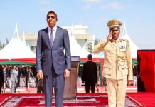 Ra’iisul Wasaare Xamsa oo Xilka u kala Wareejiyey Taliyaha Cusub iyo Taliyihii Hore ee Ciidanka Xoogga Dalka Soomaaliyeed