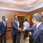 Wasiirka cadaaladda XFS xafiiskiisa ku qaabilay Safiirka Dowladda Shiinaha u fadhiya Soomaaliya