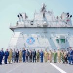 Wasiir Dowlaha Gaashaandhigga XJFS oo uu wehliyo Taliyaha Ciidanka Xoogga Dalka ayaa Maanta Magaalada Muqdisho ku soo dhoweeyey Cutubyo ka Tirsan Ciidanka Badda ee Dowladda Turkiga