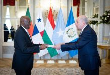 Safiirka Soomaaliya u Fadhiya Dalka Jarmalka oo uu Warqadaha Aqoonsiga ka guddoomay Madaxweynaha Dalka Hungary