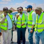 Wasiirka hawlaha guud XFS oo kormeeray dhismaha jidadka ka socda Dhuusamareeb