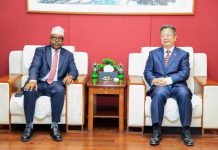 Wasiirka Gaashaandhiga ee XJFS Mudane Axmed M. Fiqi oo kulan la qaatay Danjiraha Dowladda Shiinaha u Fadhiya Soomaaliya