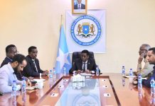 Wasiirka Amniga Gudaha XJFS oo guddoomiyay Shir ay yeesheen Guddiga Heer Qaran ee la-dagaallanka Tahriibinta iyo ka Ganacsiga Dadka