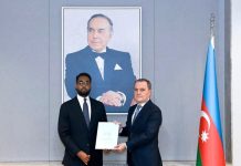 Danjire Cabdinuur Daahir oo waraaqihii aqoonsiga u gudbiyay Wasiirka Arrimaha Dibadda ee Azerbaijan,