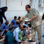 Gudoomiyaha Gobolka Banaadir ahna Duqa Magaalada Muqdisho oo Deeq Lacageed oo Ciid-siin ah u qeybiyey Dad Baahiya Gaar ah Qaba