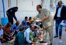 Gudoomiyaha Gobolka Banaadir ahna Duqa Magaalada Muqdisho oo Deeq Lacageed oo Ciid-siin ah u qeybiyey Dad Baahiya Gaar ah Qaba