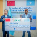 Dowladda Shiinaha oo Soomaaliya ugu deeqay $2 Milyan iyo Raashin lagu Caawinayo Dadka Abaaraha Saameeyeen