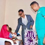 Maamulka Isbitaalka XDS oo dhar u qeybiyay hooyooyin iyo carruur ku jira isbitaalka.