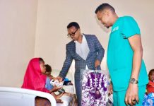 Maamulka Isbitaalka XDS oo dhar u qeybiyay hooyooyin iyo carruur ku jira isbitaalka.