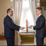 Danjire Cabdikarin Axmed oo warqadihii aqoonsiga u gudbiyay Madaxda Finland