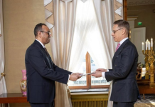 Danjire Cabdikarin Axmed oo warqadihii aqoonsiga u gudbiyay Madaxda Finland