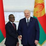 Safiirka Soomaaliya u fadhiya Dalka Ruushka oo Waraaqaha Aqoonsiga u Gudbiyay Madaxweynaha Belarus