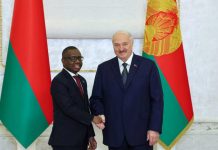 Safiirka Soomaaliya u fadhiya Dalka Ruushka oo Waraaqaha Aqoonsiga u Gudbiyay Madaxweynaha Belarus