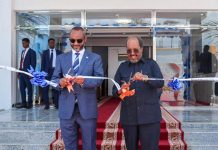 Madaxweyne Xasan Sheekh oo xariga ka jaray dhismaha cusub ee wasaaradda Dekadaha