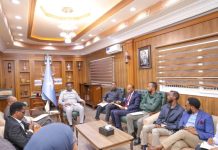 Wasiirka Cadaalladda iyo Arrimaha Dastuurka oo guddoomiyay shir muhiim ah