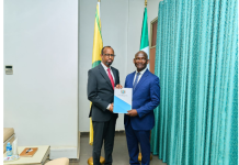 Danjire Mohamed Osman oo waraaqihii aqoonsiga u gudbiyay Dowladda Nigeria