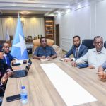 Wasiirka Arrimaha Gudaha oo guddoomiyey kulan looga hadlay Hindisaha Xeerka Maamulka Goleyaasha Degmooyinka