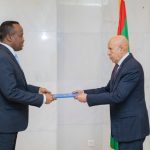 Safiirka Soomaaliya oo warqadaha Aqoonsiga u gudbiyay Madaxweynaha Mauritania