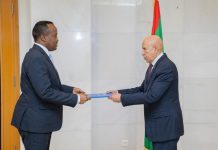 Safiirka Soomaaliya oo warqadaha Aqoonsiga u gudbiyay Madaxweynaha Mauritania