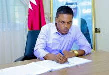 Wasiirka Warfaafinta oo saxiixay Buugga tacsida Amiirkii hore ee Qatar