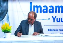 Madaxweyne Xasan Sheekh oo saxiixay Buugga tacsida Imaam Maxamed Yuusuf