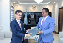 Wasiirka Arrimaha Dibadda oo ka Guddoomay Nuqul ka mid ah Waraaqaha Aqoonsiga Danjiraha Cusub ee Dalka Aljeeriya