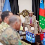 Hoggaamiyaha K/Galbeed oo Xafiiskiisa ku qaabilay Saraakiil uu hoggaaminayo Taliyaha CXDS