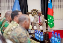Hoggaamiyaha K/Galbeed oo Xafiiskiisa ku qaabilay Saraakiil uu hoggaaminayo Taliyaha CXDS