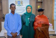 Wasiirka Qoyska oo xafiiskeeda ku qaabishay Hooyada dhashay Ardaygii Kaalinta 1-aad ka galay Imtixaanka Dugsiyada Sare.