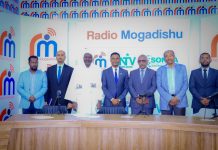 Wasiirka Warfaafinta oo xafiiskiisa ku qaabilay Safiirka Suudaan ee Soomaaliya.