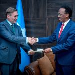 Wasiir Ku-xigeenka Wasaaradda Arrimaha Dibadda oo ka Guddoomay Nuqul ka mid ah Warqadaha Aqoonsiga Safiirka Midowga Yurub Ee Soomaaliya