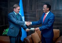 Wasiir Ku-xigeenka Wasaaradda Arrimaha Dibadda oo ka Guddoomay Nuqul ka mid ah Warqadaha Aqoonsiga Safiirka Midowga Yurub Ee Soomaaliya
