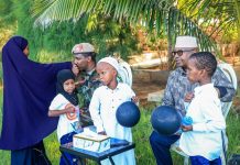 Wasiirka Gaashaandhigga XFS oo la kulmay carruurta agoonta ah ee ay ka tageen geesiyaashii XDS