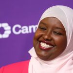 Soomaali, Qaxooti ah, Muslim Xijaaban oo ku biirtay Barlamaanka Ingriiska (WARBIXIN)
