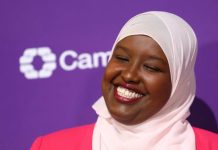 Soomaali, Qaxooti ah, Muslim Xijaaban oo ku biirtay Barlamaanka Ingriiska (WARBIXIN)